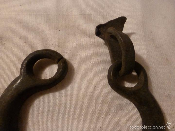 Antig&uuml;edades: asa de brasero de bronce - Foto 3