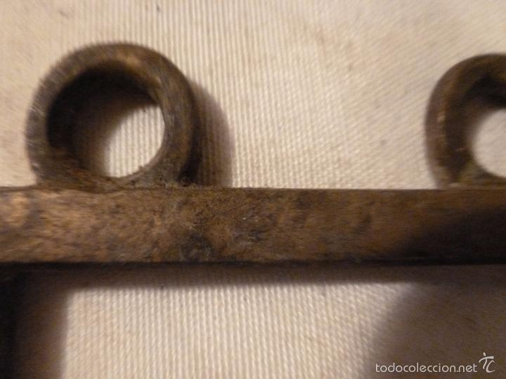 Antig&uuml;edades: asa de brasero de bronce - Foto 4