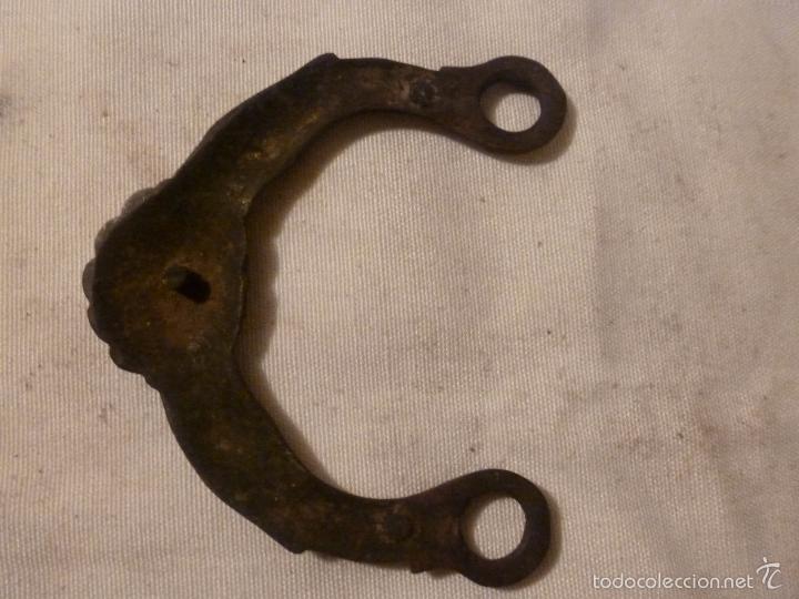 Antig&uuml;edades: asa de brasero de bronce - Foto 2