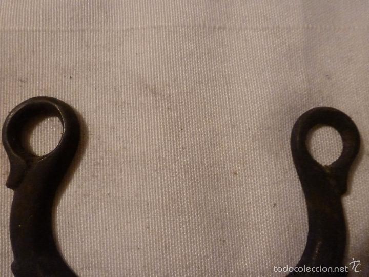 Antig&uuml;edades: asa de brasero de bronce - Foto 3