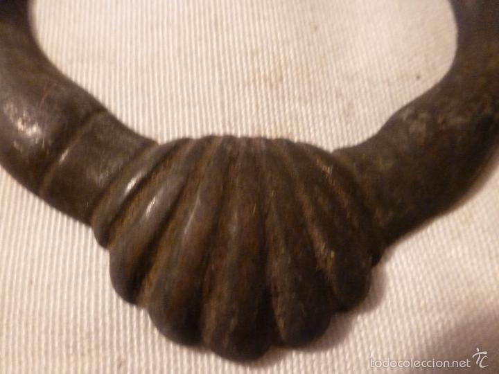 Antig&uuml;edades: asa de brasero de bronce - Foto 4