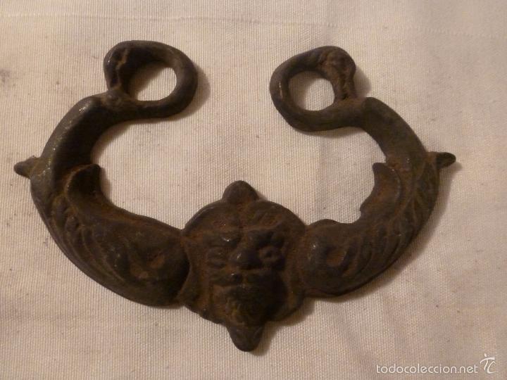 Antig&uuml;edades: asa de brasero de bronce - Foto 1