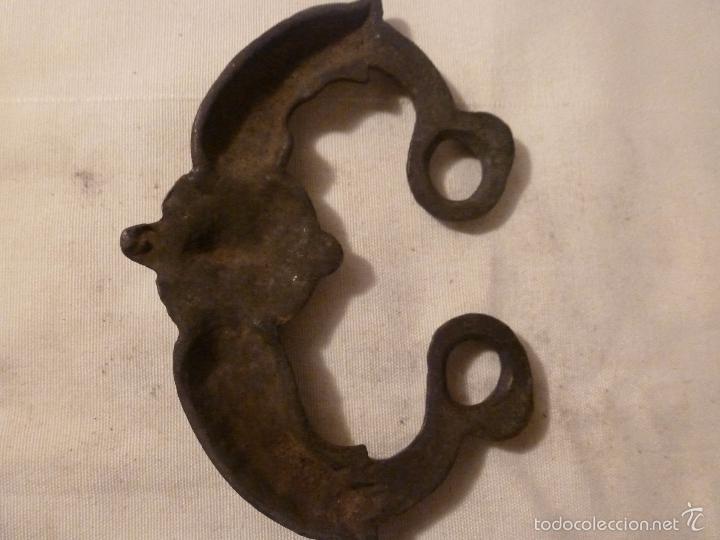 Antig&uuml;edades: asa de brasero de bronce - Foto 2