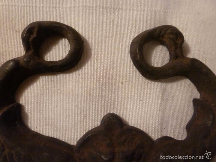 Antig&uuml;edades: asa de brasero de bronce - Foto 3
