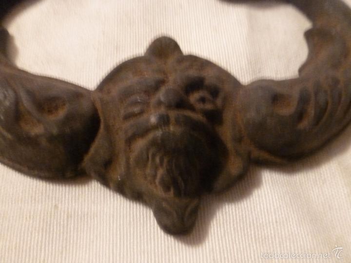Antig&uuml;edades: asa de brasero de bronce - Foto 4