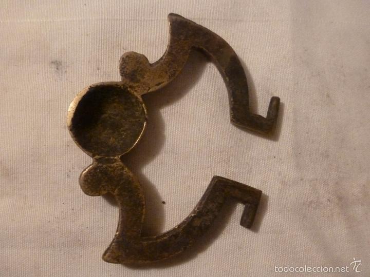 Antig&uuml;edades: asa de brasero de bronce - Foto 2