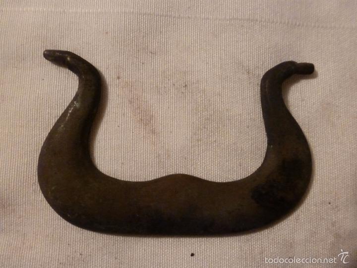 Antig&uuml;edades: asa de brasero de bronce - Foto 1