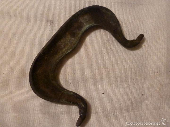 Antig&uuml;edades: asa de brasero de bronce - Foto 2