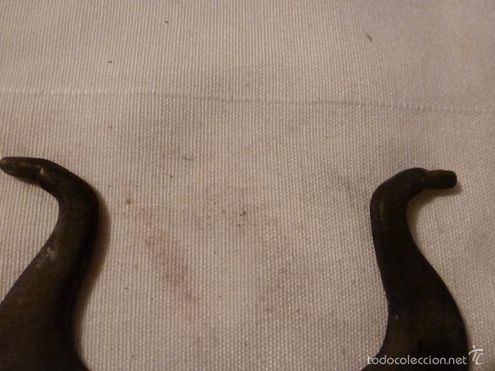 Antig&uuml;edades: asa de brasero de bronce - Foto 3