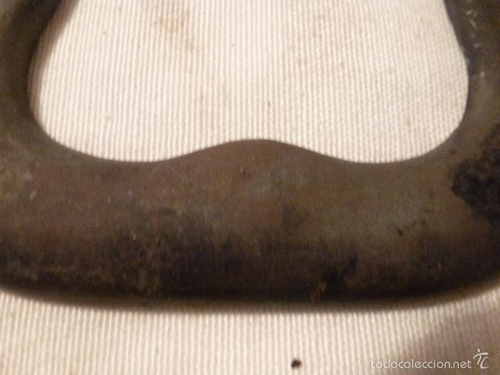 Antig&uuml;edades: asa de brasero de bronce - Foto 4