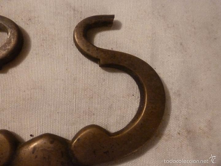 Antig&uuml;edades: asa de brasero de bronce - Foto 3