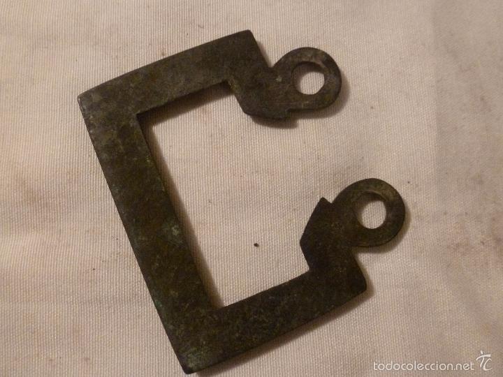 Antig&uuml;edades: asa de brasero de bronce - Foto 2