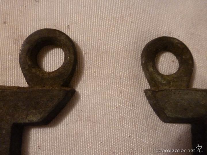 Antig&uuml;edades: asa de brasero de bronce - Foto 3