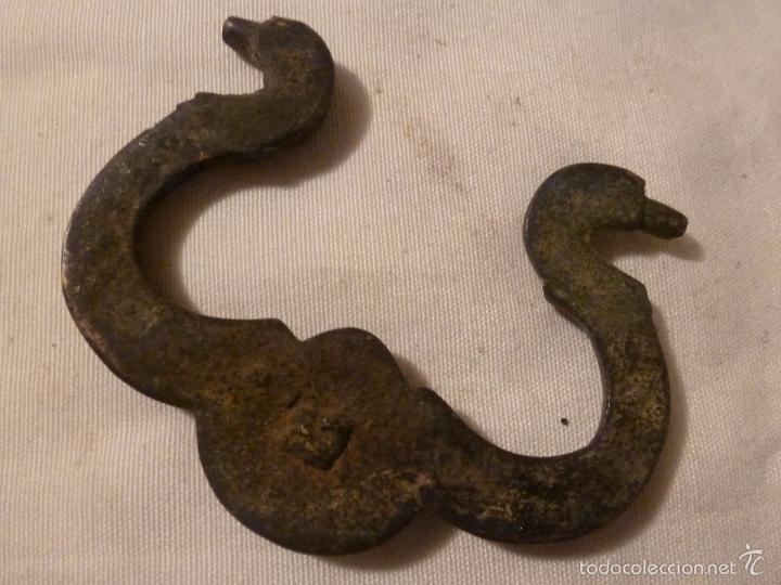 Antig&uuml;edades: asa de brasero de bronce - Foto 2