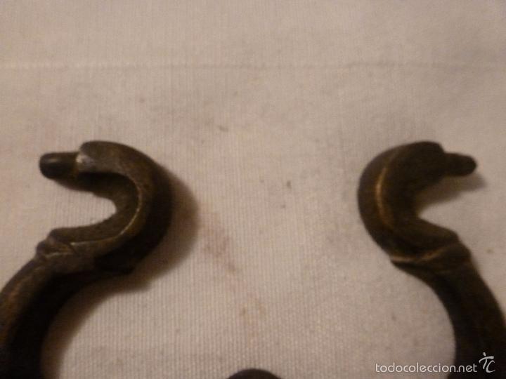 Antig&uuml;edades: asa de brasero de bronce - Foto 3
