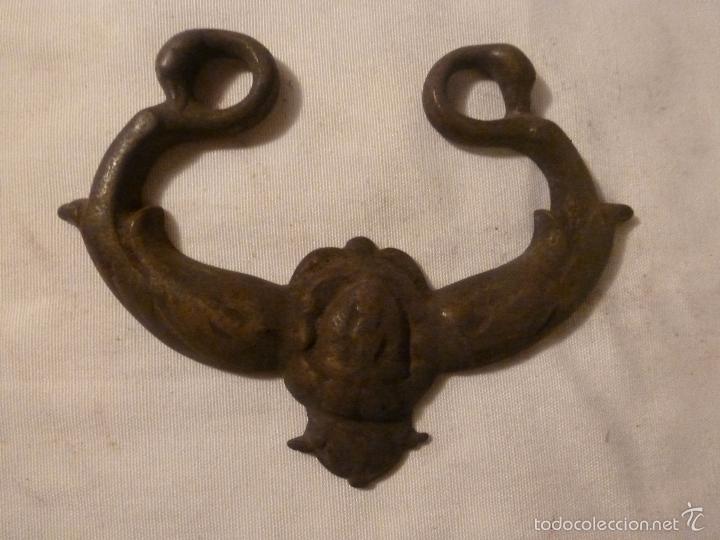 Antig&uuml;edades: asa de brasero de bronce - Foto 1