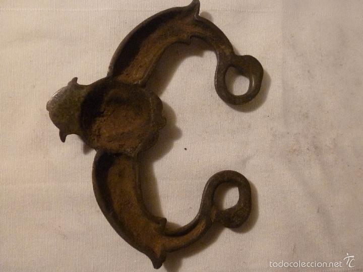 Antig&uuml;edades: asa de brasero de bronce - Foto 2