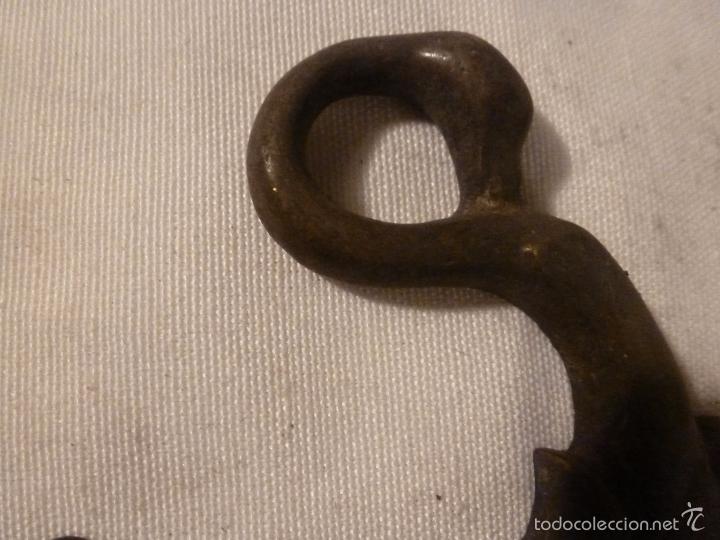Antig&uuml;edades: asa de brasero de bronce - Foto 3