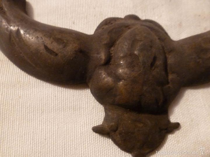 Antig&uuml;edades: asa de brasero de bronce - Foto 4