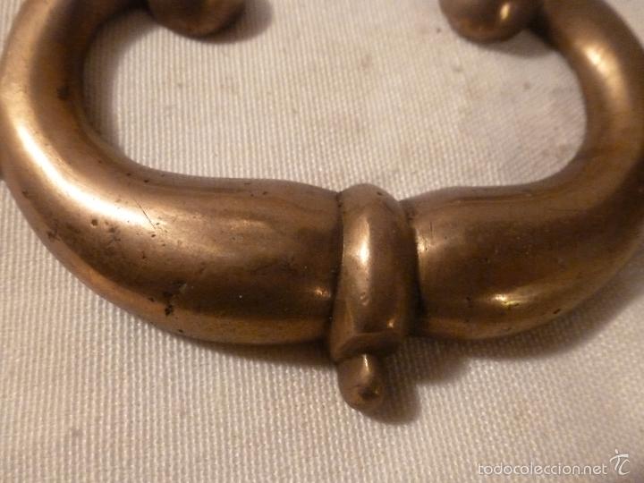 Antig&uuml;edades: asa de brasero de bronce - Foto 2