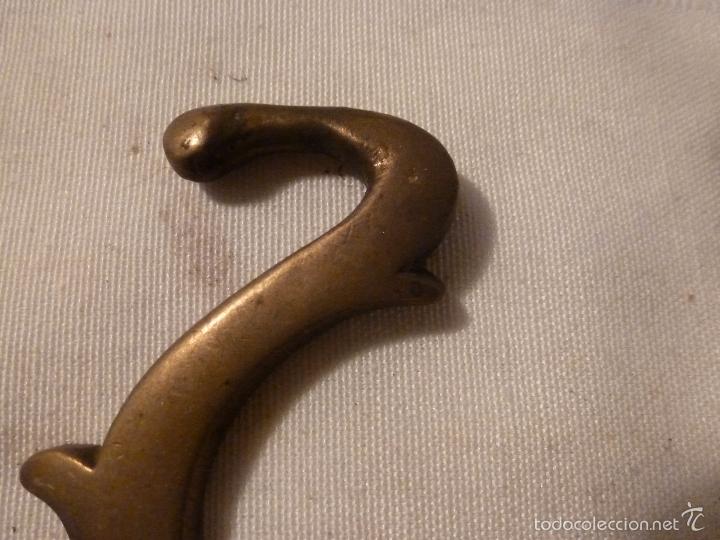 Antig&uuml;edades: asa de brasero de bronce - Foto 3