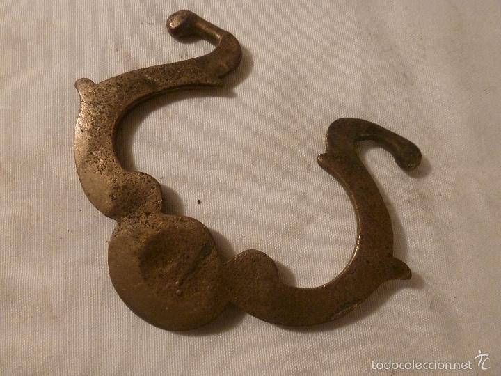Antig&uuml;edades: asa de brasero de bronce - Foto 4