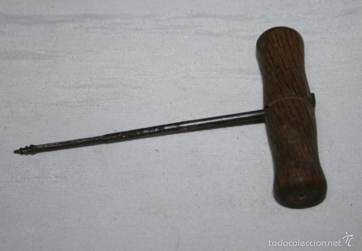 Antig&uuml;edades: PEQUE&Ntilde;A BARRENA ANTIGUA CON MANGO DE MADERA - Foto 1