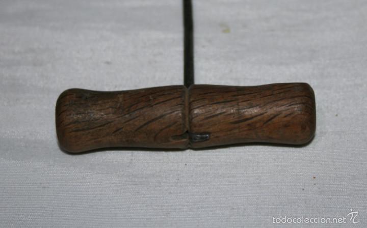 Antig&uuml;edades: PEQUE&Ntilde;A BARRENA ANTIGUA CON MANGO DE MADERA - Foto 2