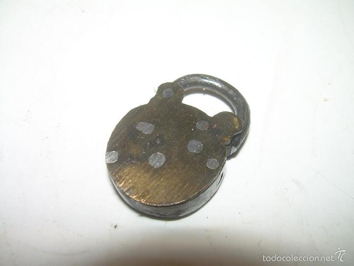 Antig&uuml;edades: ANTIGUO Y MINUSCULO CANDADO DE BRONCE. - Foto 2