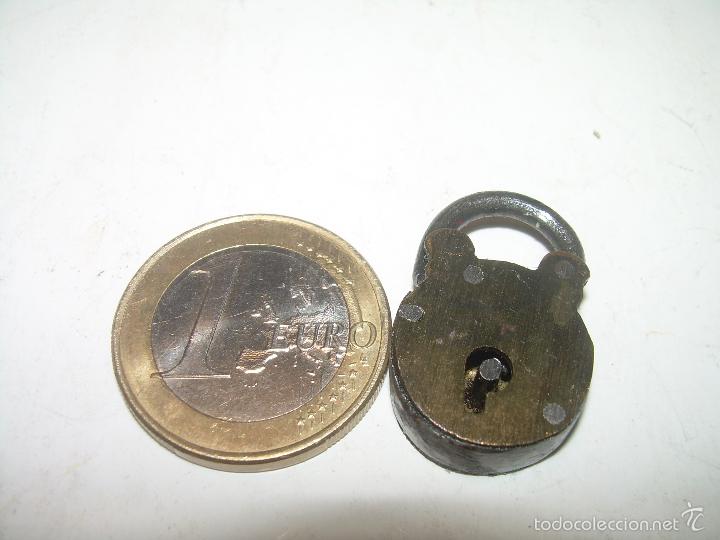 Antig&uuml;edades: ANTIGUO Y MINUSCULO CANDADO DE BRONCE. - Foto 3
