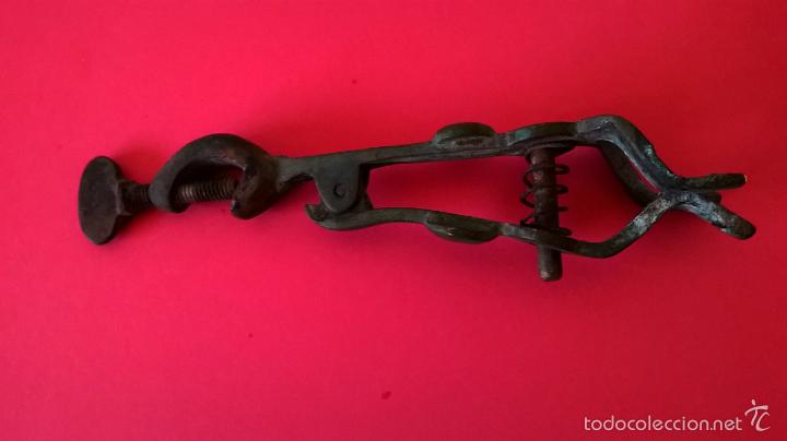 Antig&uuml;edades: Soporte,pinza,de bronce.Medida 15 cm - Foto 1