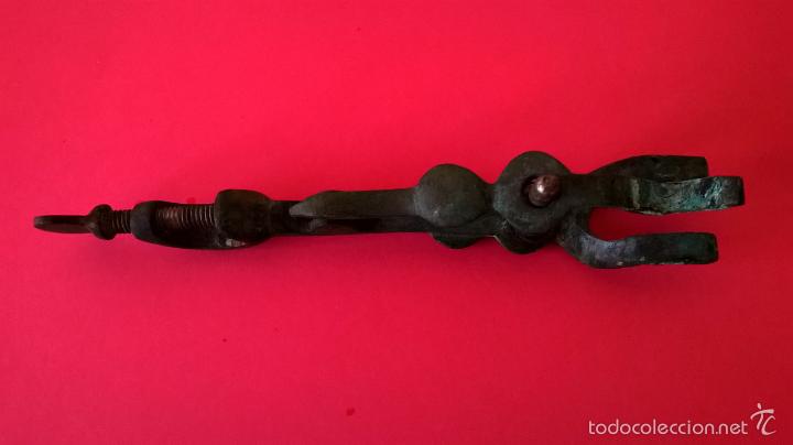 Antig&uuml;edades: Soporte,pinza,de bronce.Medida 15 cm - Foto 2