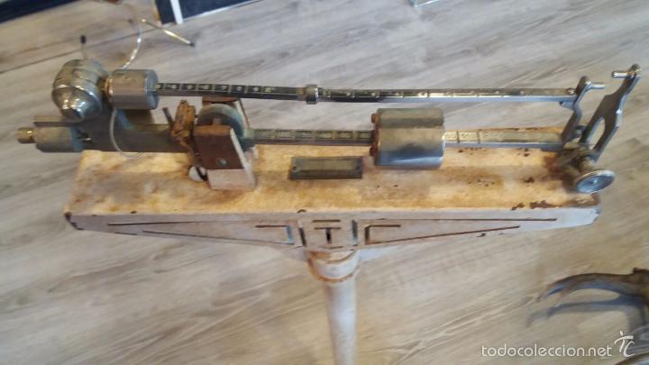 Antig&uuml;edades: Antigua b&aacute;scula pediatra - Foto 2