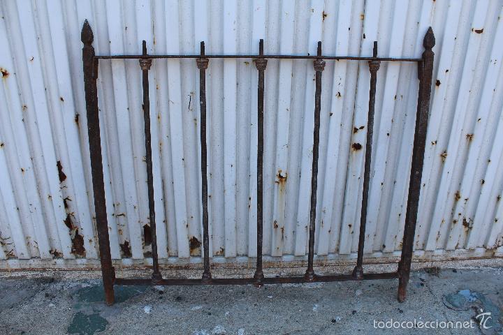 Antig&uuml;edades: reja en hierro de forja con plomada - Foto 2