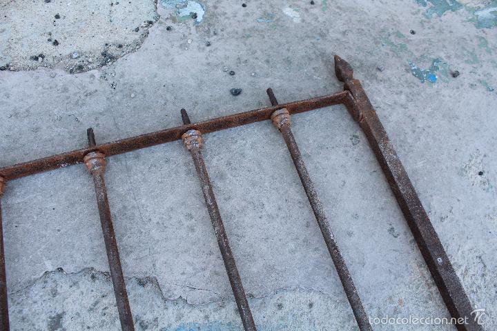 Antig&uuml;edades: reja en hierro de forja con plomada - Foto 3