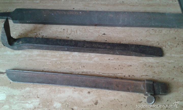 Antig&uuml;edades: LOTE DE TRES ANTIGUAS HERRAMIENTAS - Foto 1