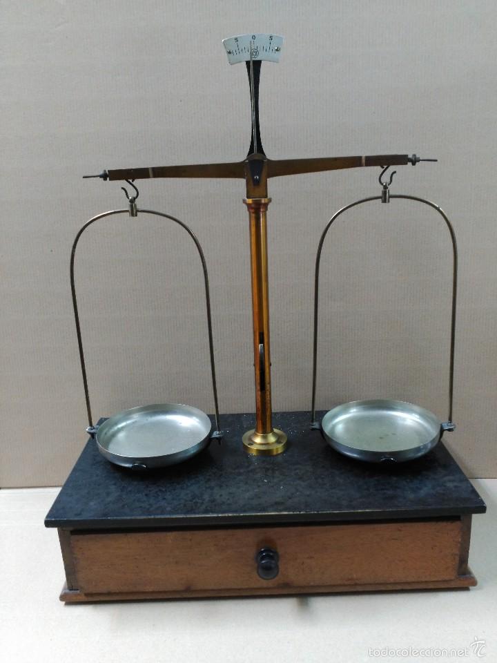 Antig&uuml;edades: Balanza de precision de madera - Foto 1