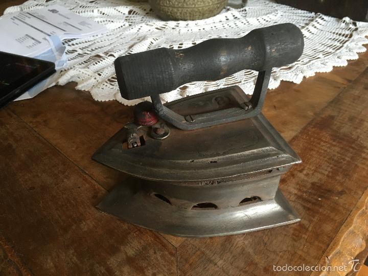 Antig&uuml;edades: ANTIGUA PLANCHA DE CARBON - Foto 1