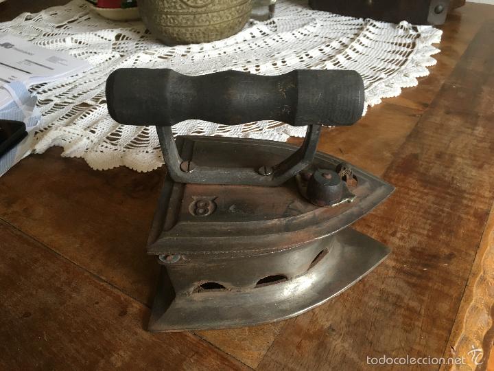 Antig&uuml;edades: ANTIGUA PLANCHA DE CARBON - Foto 2