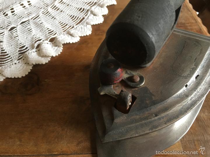 Antig&uuml;edades: ANTIGUA PLANCHA DE CARBON - Foto 3