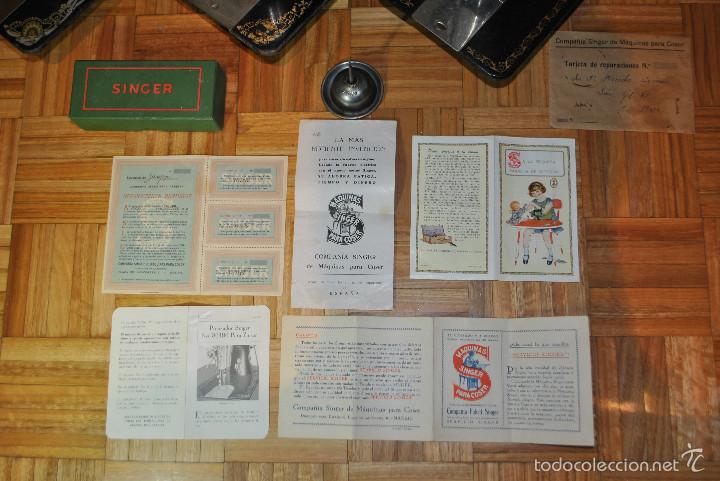 Antig&uuml;edades: Lote 3 m&aacute;quinas SINGER mas accesorios y documentaci&oacute;n - Foto 2