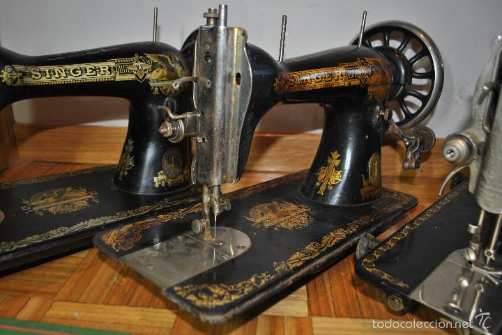Antig&uuml;edades: Lote 3 m&aacute;quinas SINGER mas accesorios y documentaci&oacute;n - Foto 4