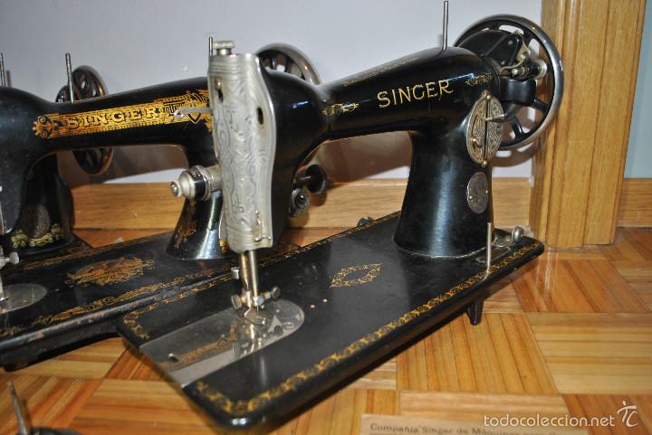 Antig&uuml;edades: Lote 3 m&aacute;quinas SINGER mas accesorios y documentaci&oacute;n - Foto 5