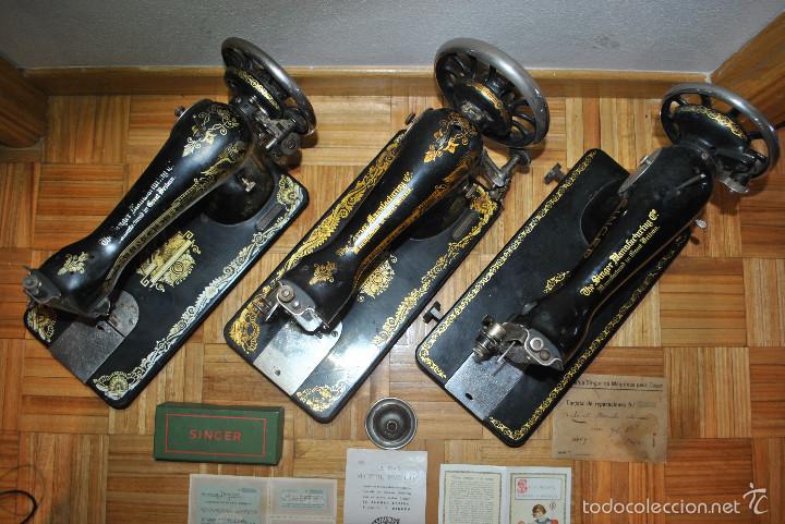 Antig&uuml;edades: Lote 3 m&aacute;quinas SINGER mas accesorios y documentaci&oacute;n - Foto 6