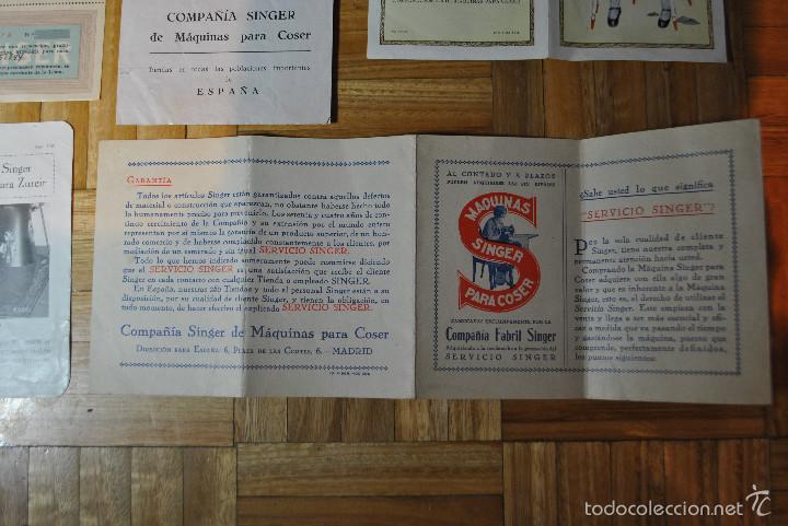 Antig&uuml;edades: Lote 3 m&aacute;quinas SINGER mas accesorios y documentaci&oacute;n - Foto 9