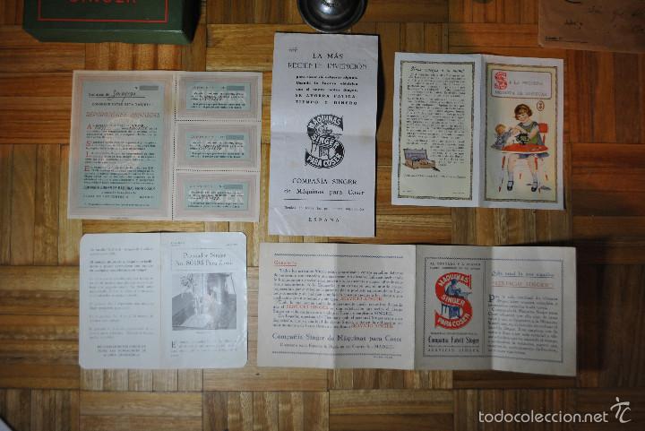 Antig&uuml;edades: Lote 3 m&aacute;quinas SINGER mas accesorios y documentaci&oacute;n - Foto 10