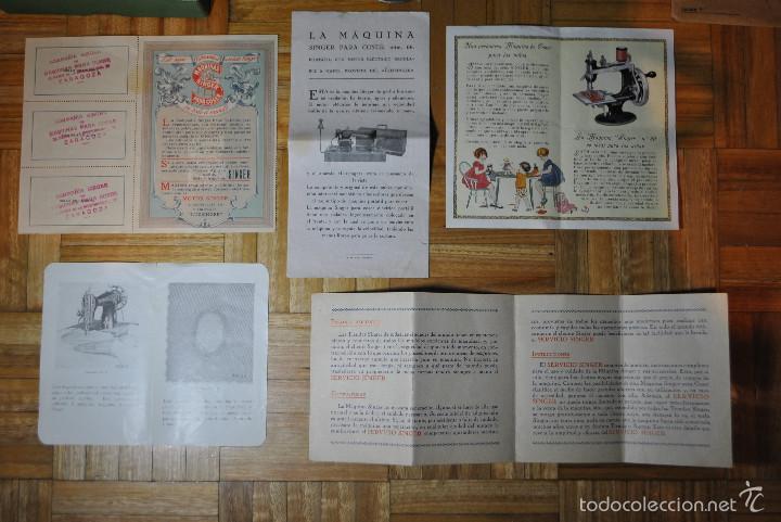 Antig&uuml;edades: Lote 3 m&aacute;quinas SINGER mas accesorios y documentaci&oacute;n - Foto 11