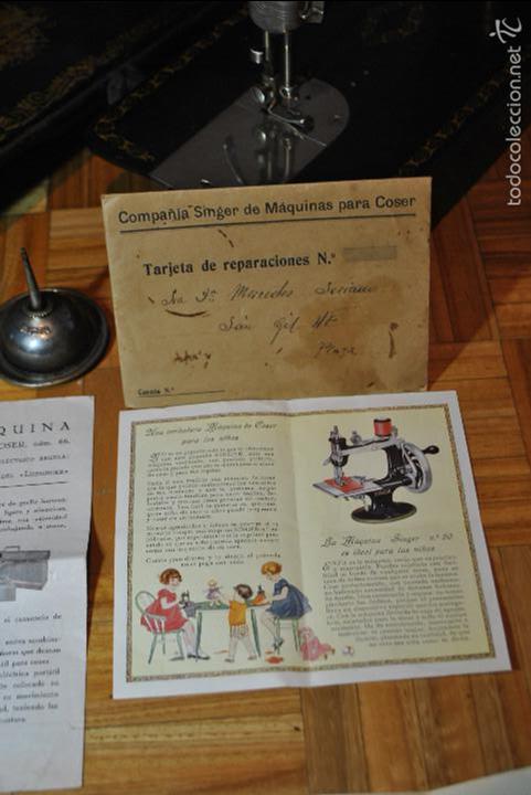 Antig&uuml;edades: Lote 3 m&aacute;quinas SINGER mas accesorios y documentaci&oacute;n - Foto 12