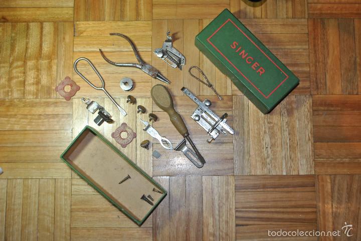 Antig&uuml;edades: Lote 3 m&aacute;quinas SINGER mas accesorios y documentaci&oacute;n - Foto 17