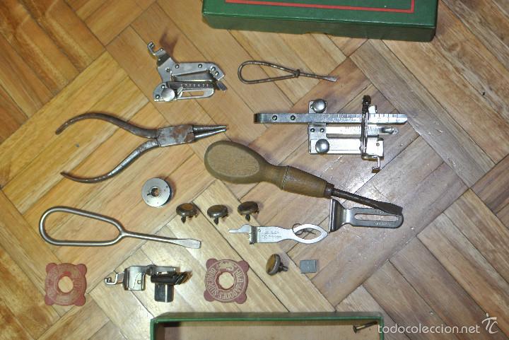 Antig&uuml;edades: Lote 3 m&aacute;quinas SINGER mas accesorios y documentaci&oacute;n - Foto 18